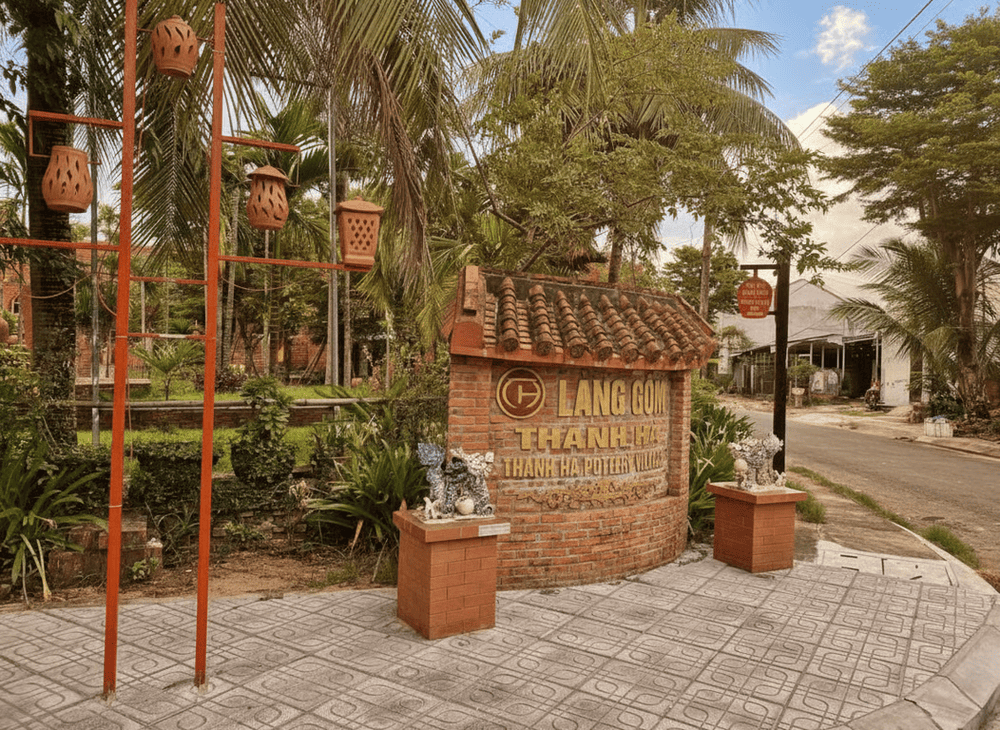 Located near Hoi An Ancient Town, Thanh Ha Terracotta Park is easily accessible by motorbike, bicycle or taxi